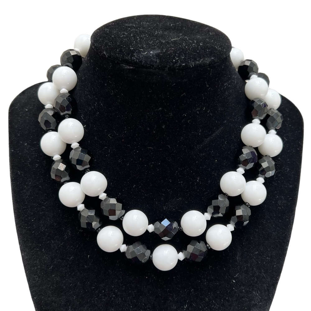 VINTAGE JOAN RIVERS CLASSICS FACETED BLACK AND SMOOTH WHITE BEAD NECKLACE - 30"L